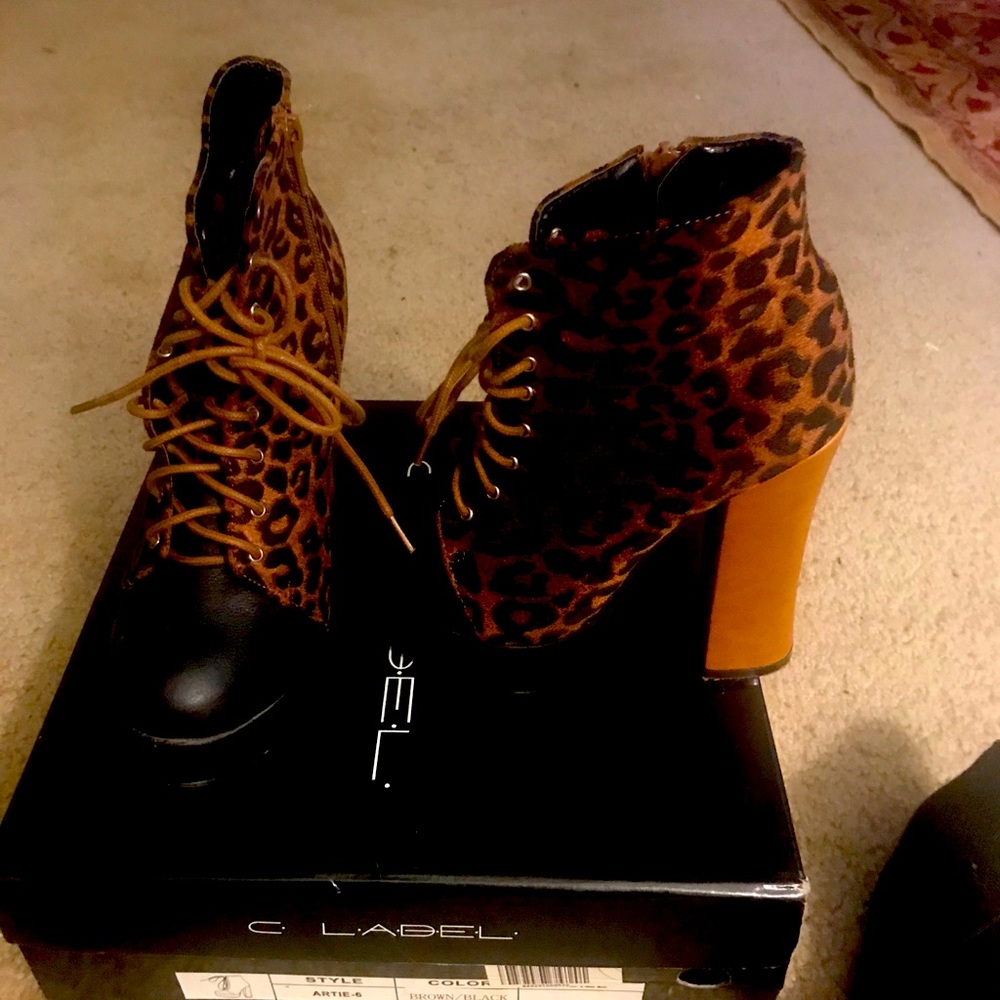 Lace up boot with zipper
